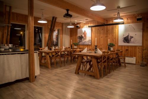 阿尔塔霍尔曼赫斯基山林小屋的用餐室配有木桌和椅子