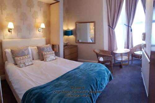 斯卡伯勒The Paragon - Guest Accommodation的酒店客房,配有床和镜子