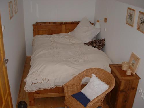 CserépfaluNyerges Lovasudvar的一间小卧室,配有一张带白色床单的大床