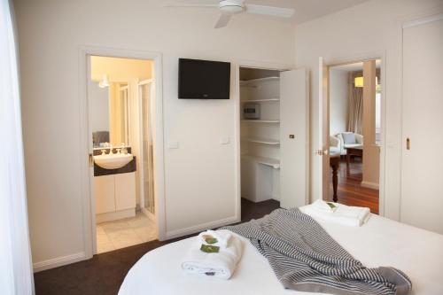 墨尔本Brighton House的酒店客房带两张床和一间浴室