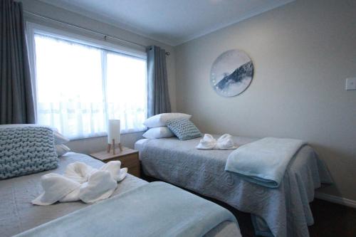 Rose Apartments Unit 1 Central Rotorua-Accommodation&Spa客房内的一张或多张床位