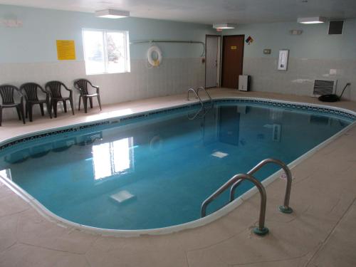 贝滕多夫贝滕多夫速8酒店 的一个带椅子和桌子的大型游泳池