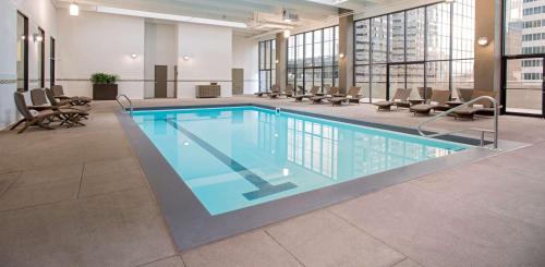 丹佛丹佛君悦酒店的一座带椅子的大型游泳池