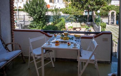 斯卡莱阿Casa vacanze Maradei的阳台配有一张桌子和两把椅子,