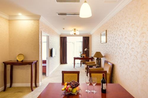 嘉定上海蓝宫大饭店的一间酒店客房,配有带酒杯的桌子