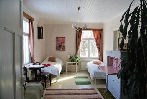KarjaaVilla Dönsby的一间设有两张床和一张桌子的房间