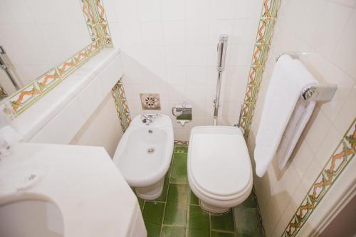 里斯本圣母蒙特蒂旅馆的小型浴室设有2个卫生间和水槽