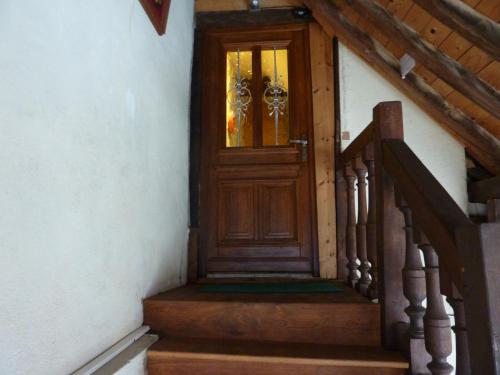 欧松讷Chez Christian的房屋楼梯上的木门