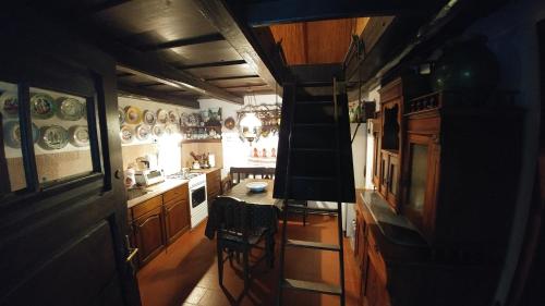 西格利盖特Szigligeti Nádfedeles的享有带木制橱柜的厨房的顶部景致