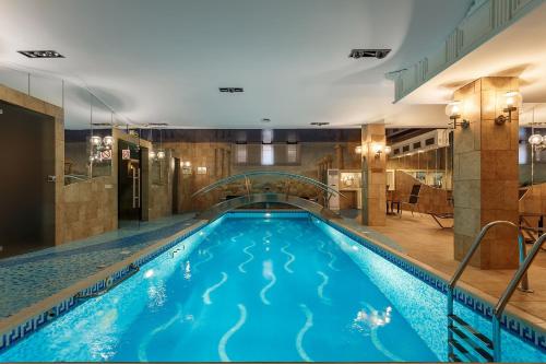 莫斯科BOUTIQUE HOTEL AMBASSADORI MOSCOW的在酒店房间的一个大型游泳池