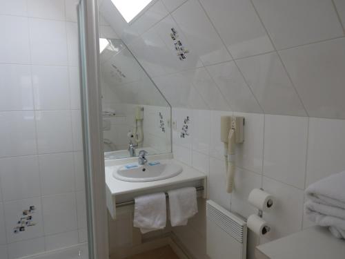 埃塔普勒奥帕尔海岸酒店的白色的浴室设有水槽和镜子