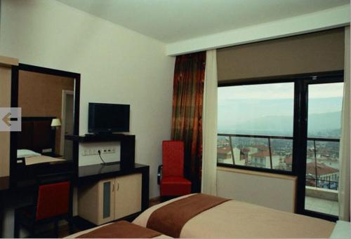 韦里亚马其顿酒店的酒店客房设有床和窗户。