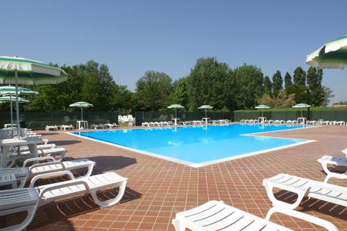 奇塔迪博洛尼亚中央旅游酒店内部或周边的泳池