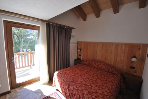 尚波吕克贝立维酒店的一间卧室设有红色的床和大窗户