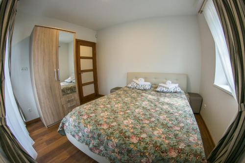 奈达维拉吉娅旅馆的一间卧室设有一张床、一个窗口和一面镜子