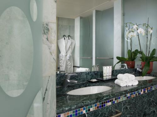 埃拉特丹埃拉特酒店的一间带水槽和镜子的浴室
