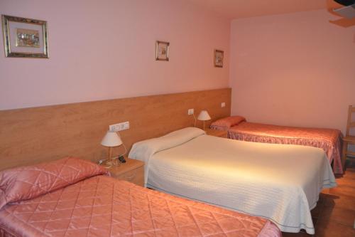 索里亚阿勒瓦科斯旅馆的一间酒店客房,房间内设有两张床