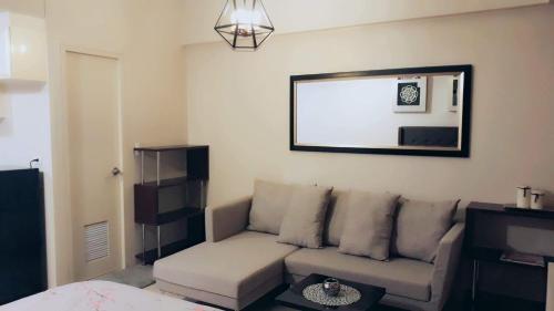 马尼拉棕榈树别墅1号公寓的带沙发和镜子的客厅