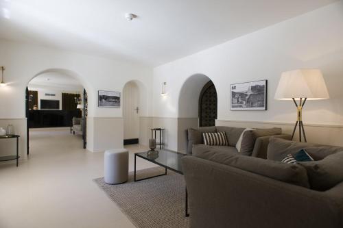 博尼法乔Hotel Spa Genovese的客厅配有两张沙发和一张桌子