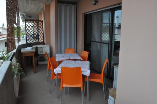 佩斯卡拉欧西住宿加早餐旅馆的阳台配有桌椅。