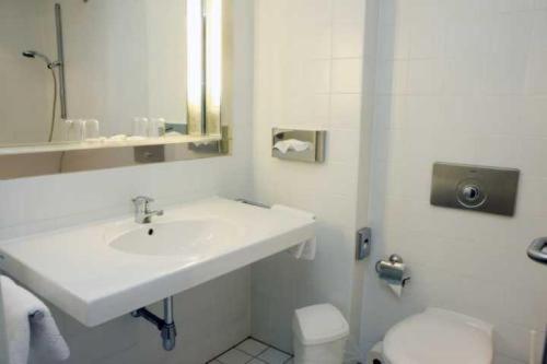 奥拉宁堡奥兰尼恩堡斯塔德特酒店的白色的浴室设有水槽和卫生间。