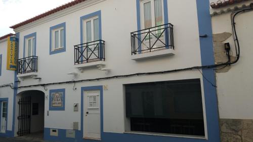 米尔芳提斯城Travelers by Rio NaturAL的一座漆有蓝色和白色的建筑
