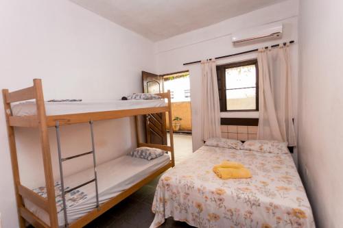 乌巴图巴Pousada Mar Virado的一间卧室配有一张双层床,上面有黄泰迪熊