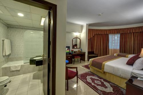 迪拜德拉康福特茵酒店的一间酒店客房 - 带一张床和一间浴室