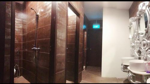 新加坡亚特兰蒂斯豆荚旅馆@小印度的带淋浴、卫生间和盥洗盆的浴室