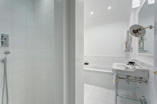 索伦托Anna Belle Elegant AgriResort的白色的浴室设有水槽和淋浴。