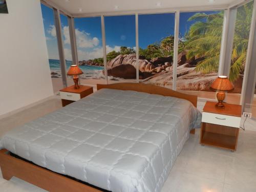 夏卡Casa Vacanze Bonjovì的一间卧室设有一张床,享有海景