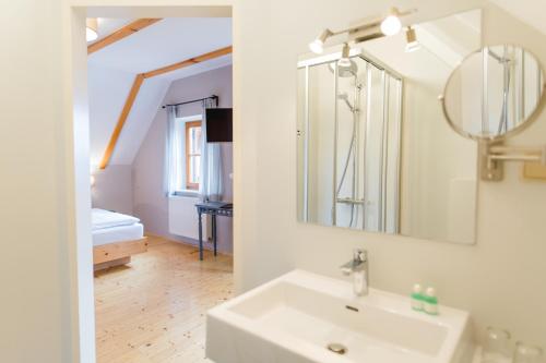绍萨尔地区基策克阵雨酒庄旅馆的白色的浴室设有水槽和镜子