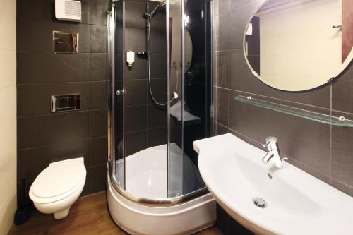 布拉格玛提尔达船酒店的带淋浴、卫生间和盥洗盆的浴室
