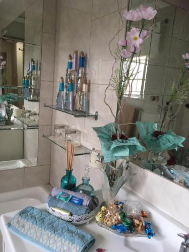 KyalamiSunninghill Sojourn的一间带水槽和镜子的浴室