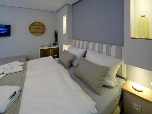 奥茨塞巴德·迪尔哈根Ferienwohnung "Ostseereif_211"的一间卧室配有带白色床单和枕头的床。
