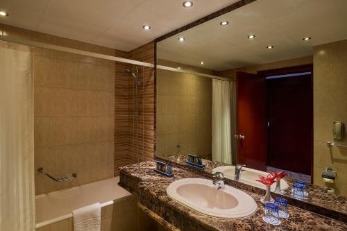 开罗萨佛酒店的一间浴室