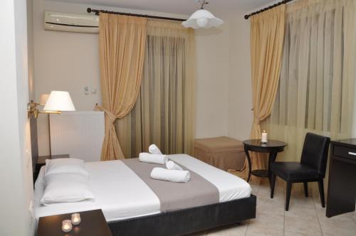 艾斯普罗瓦塔Al Mare的配有一张床和一把椅子的酒店客房