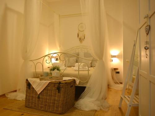 滨海波利尼亚诺Dimora Sardaro的一间卧室配有一张白色天蓬床