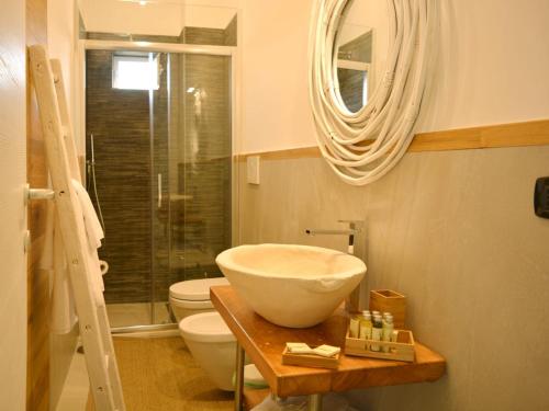 滨海波利尼亚诺Dimora Sardaro的一间带水槽、卫生间和镜子的浴室