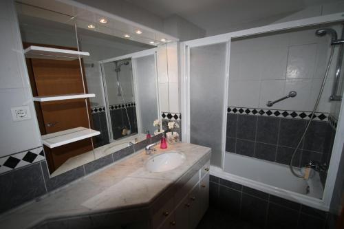 坎布里尔斯Apartamento Blau Marí的一间带水槽和大镜子的浴室