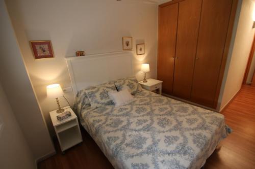 坎布里尔斯Apartamento Blau Marí的一间小卧室,配有床和2个床头柜