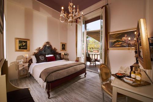 比萨Villa Tower Inn的一间卧室配有一张床、一张桌子和一个窗户。