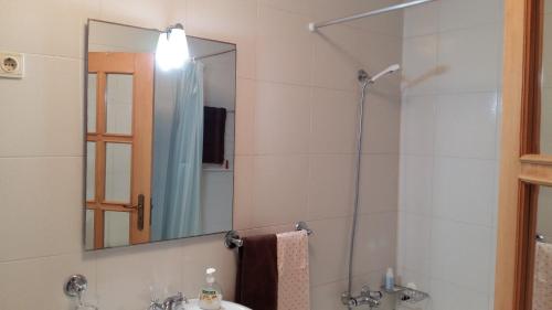 托雷拉Casa Vista Mar Torreira的浴室配有盥洗盆和带镜子的淋浴