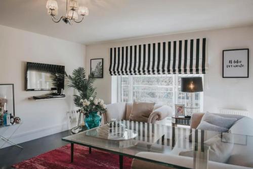 Spacious Flat Near Murrayfield - Sleeps 4的休息区