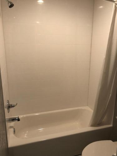 索诺拉Super 8 by Wyndham Sonora的浴室配有白色浴缸和卫生间。