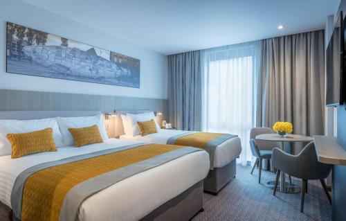 贝尔法斯特贝尔法斯特市马尔德隆酒店的酒店客房配有两张床和一张书桌