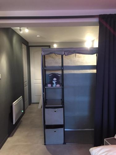 尚普索地区圣博内Au Studi'Ô的客房设有带梯子的双层床。