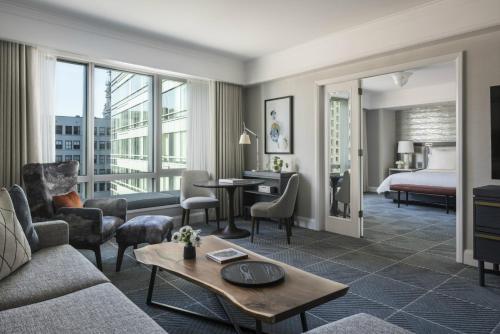 旧金山旧金山四季酒店的酒店客房设有一张特大号床和一间客厅。