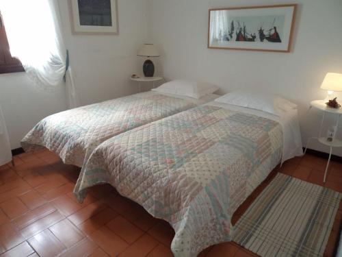 诺瓦海岸Casa do Bico da Biaritz的一间卧室配有床,床上装有被子