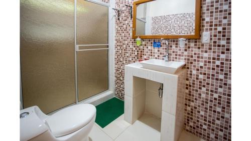 莱蒂西亚雅库茹娜小筑的浴室配有卫生间、盥洗盆和淋浴。